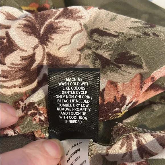 Torrid Olive Floral Crepe Blouse Plus Size 5X NWT 3/4 Sleeve V‑Neck Top - Picture 11 of 12